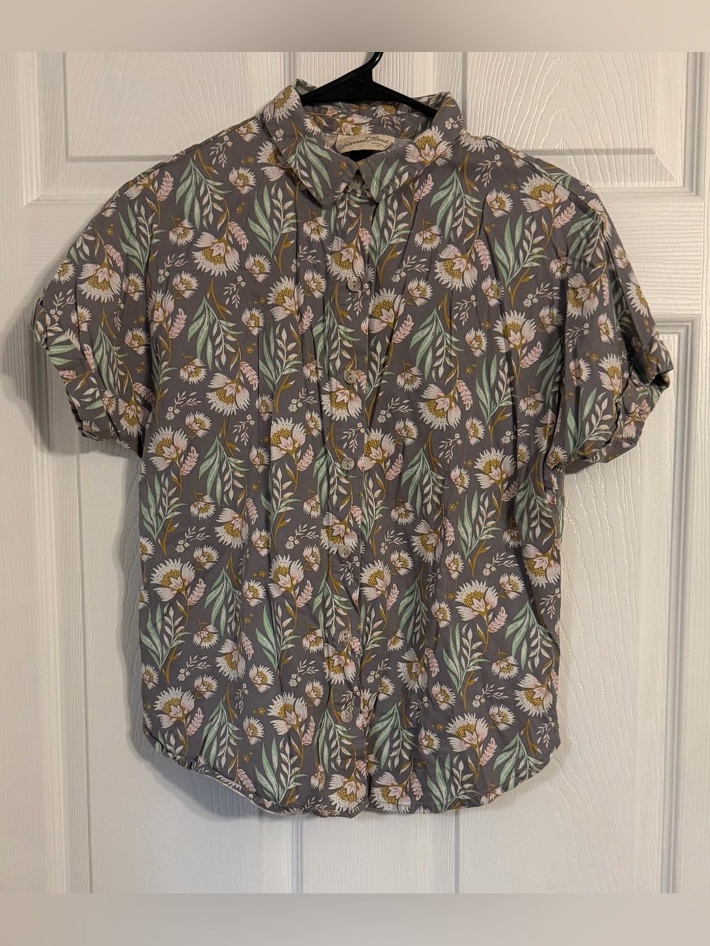 universal thread Women’s Short Sleeve Button Down Gray Shirt W/ Floral Print Xs